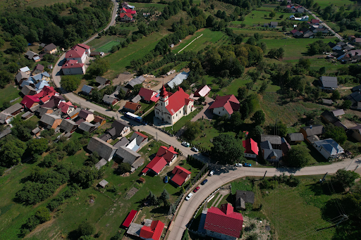 Panorama Nowego Sołońca (rum. Solonețu Nou), polskiej wsi w Rumunii – zdjęcie z drona.